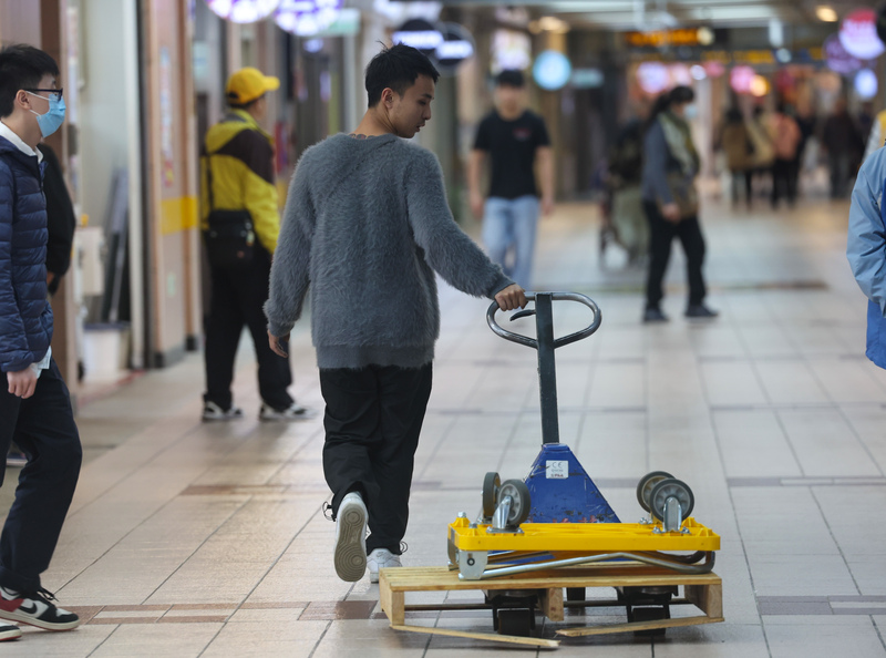 Taiwan to Allow Migrant Workers in Hospitality Sector Next Year Taiwan migrant workers hospitality