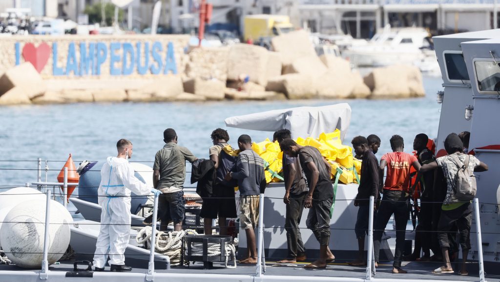 Italy naval blockade migrant ships