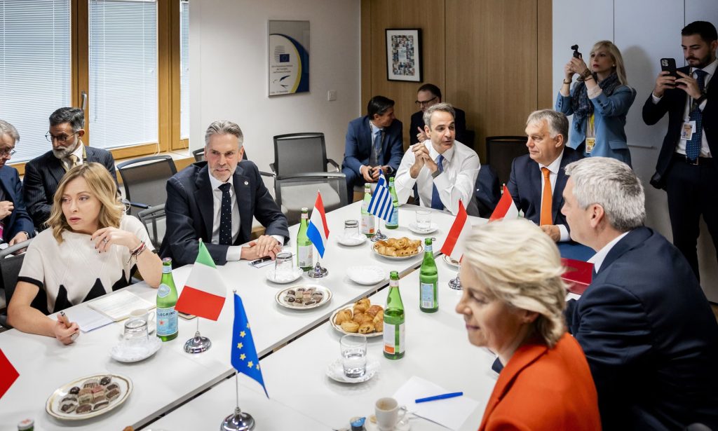 EU migrant return hubs