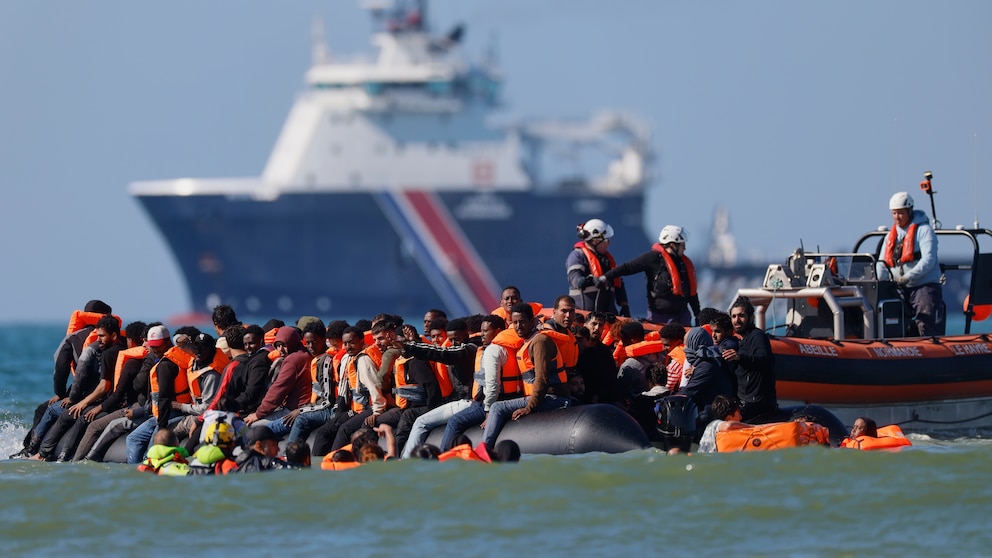 UK and France scrap pilot deal aimed at reducing Channel crossings UK-France deal on Channel migrant crossings